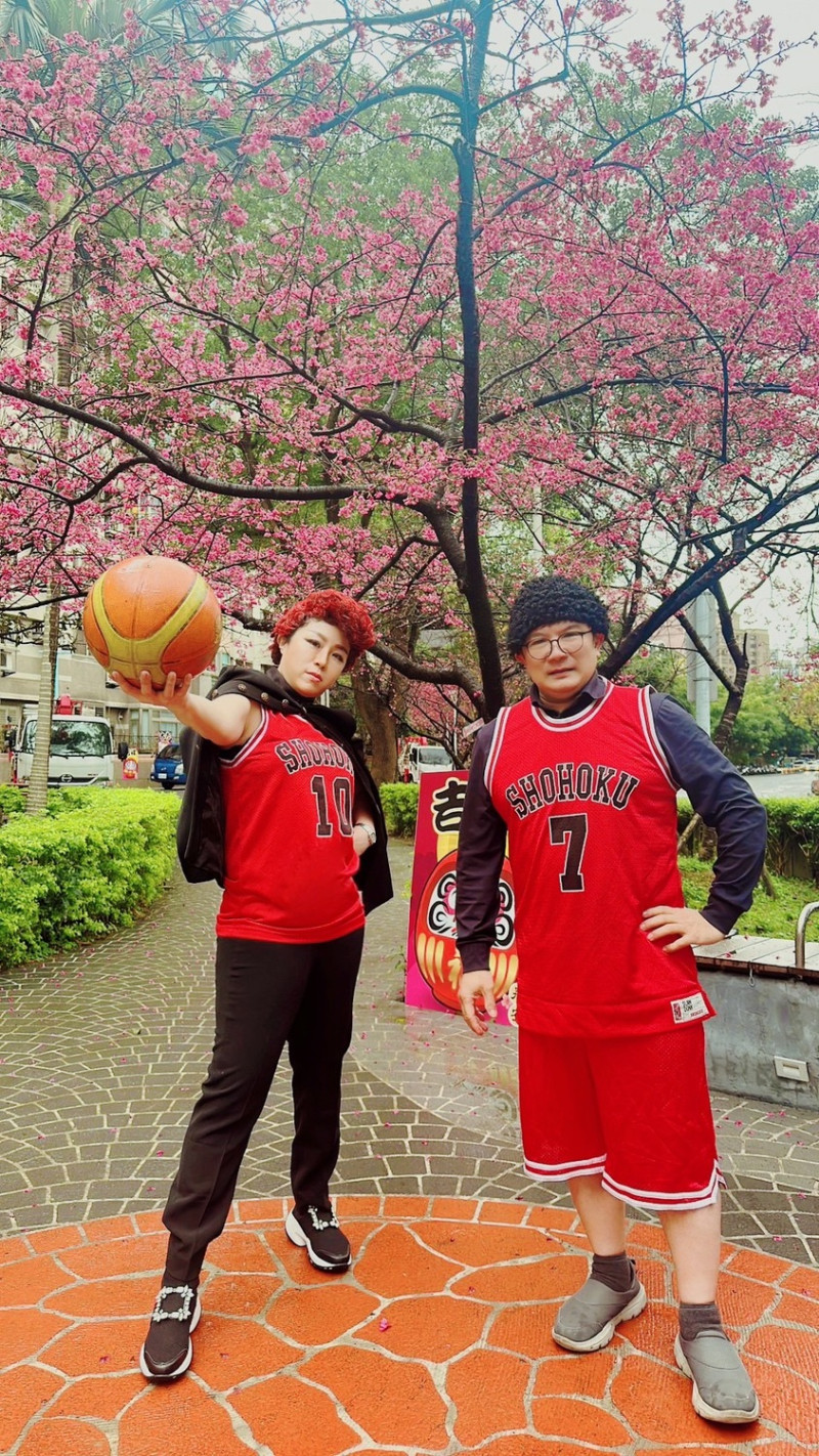 新北市議員劉美芳、板橋永安里里長高導民分別化身《灌籃高手The First Slam Dunk》裡的櫻木花道、宮城良田，運球耍帥相當吸睛。   圖：新北市議員劉美芳/提供