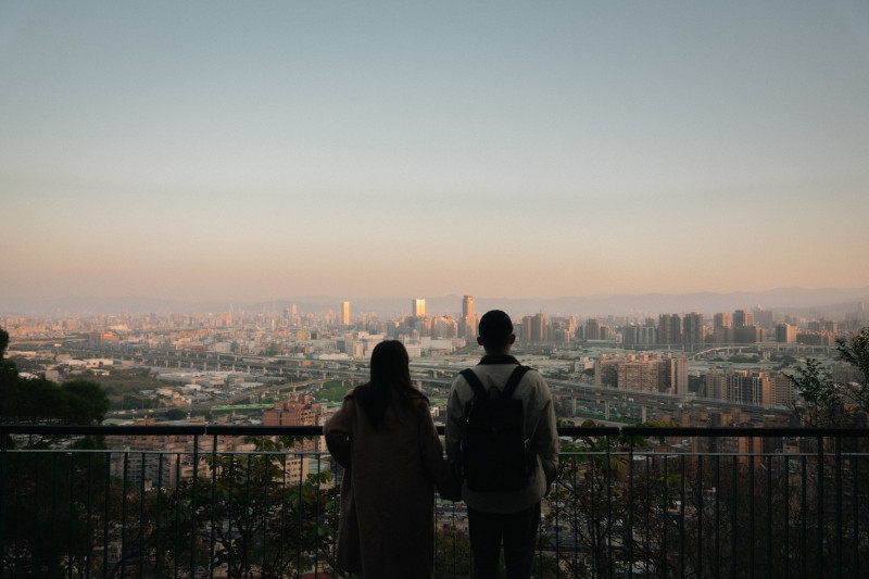 五股區水碓觀景公園-情侶看夕陽美景瞭望雙北的城市景觀。   圖：新北市景觀處提供