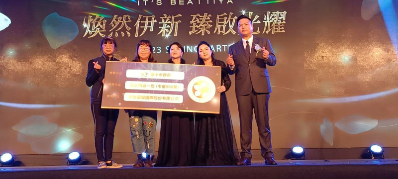 台中市政府社會局長廖靜芝（左二）代表受贈。   圖：台中市政府社會局/提供