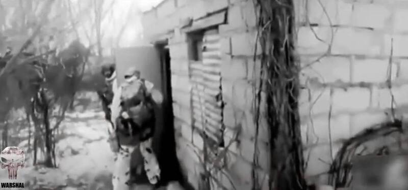烏克蘭在巡邏的過程中，發現一處小屋的地下室竟然集結著許多俄羅斯士兵，雙方近距離交火。   圖：翻攝推特