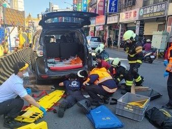 林男駕車突然失控，接連撞上公車、機車，並輾斃一名7旬騎士。   圖：翻攝畫面