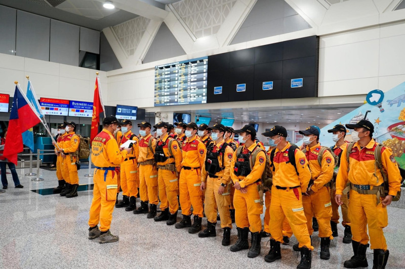 台灣搜救隊預定於當地時間12日上午進行撤離，預計在2月15日下午3點返抵國門。圖為6日集結出發時所攝。   圖：消防署提供