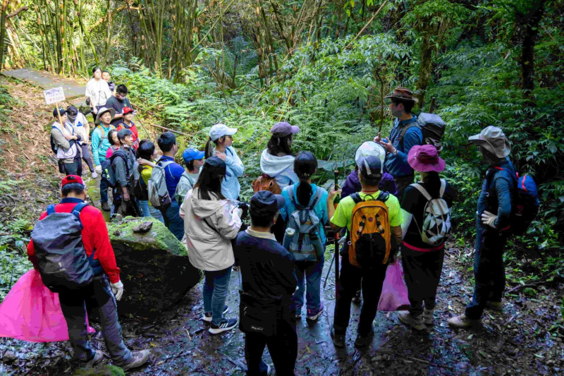 登山專家吳雲天擔任導覽人員，帶領民眾深入平溪周邊山林步道。   圖：新北市觀旅局提供