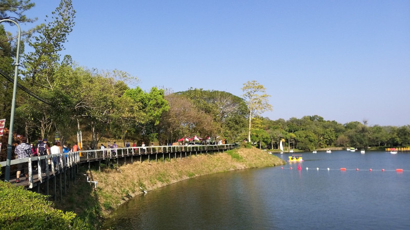 2月13日至18日夫妻、情侶或男女朋友著情人裝或同色系衣著遊虎頭埤，就能夠享「兩人同行一人免費」。   圖：台南市政府觀光旅遊局／提供