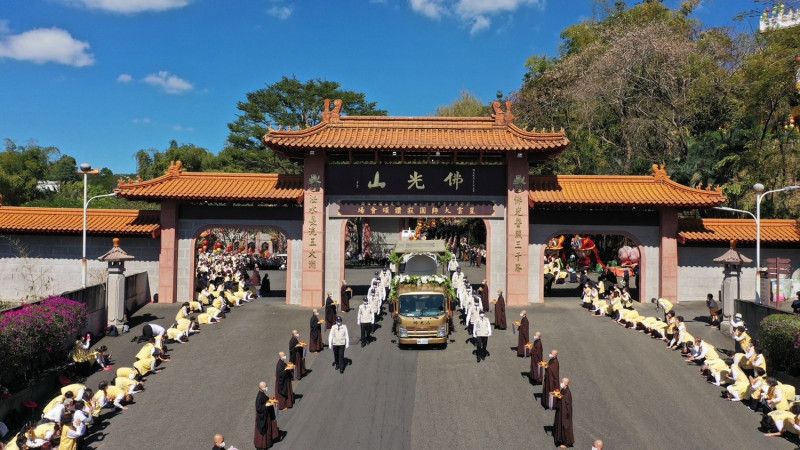星雲大師法體真身移往台南白河大仙寺舉行「圓寂荼毘大典」。   圖：佛光山/提供