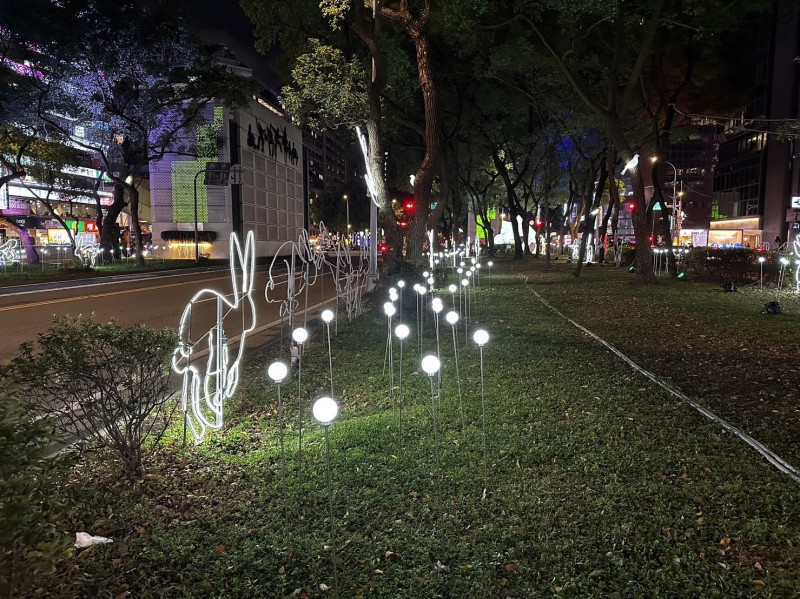 城市後花園」作品後方，敦化南路一帶的光環境。   圖：台北觀光傳播局／提供