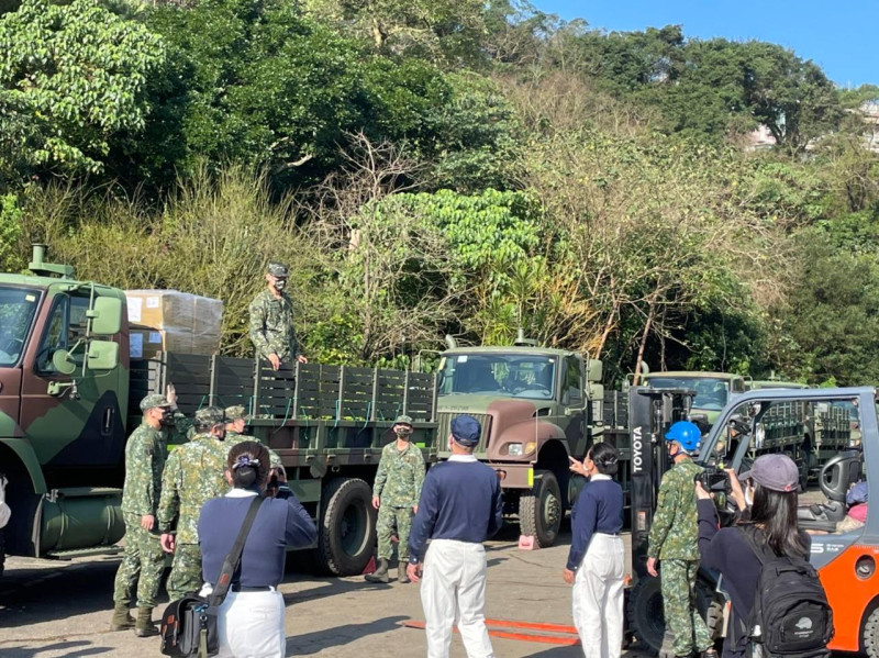 國防部派遣國軍支援駐台北土耳其貿易辦事處運送國人愛心物資至桃園國際機場。   圖：外交部／提供