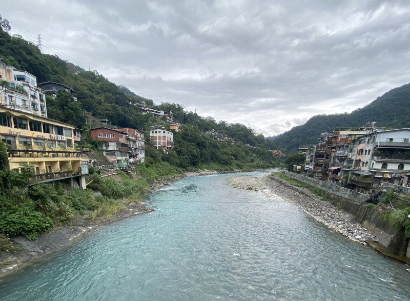 烏來南勢溪覽勝大橋上游至觀光大橋段河床邊為已公告之溫泉露頭區。   圖：新北市水利局提供