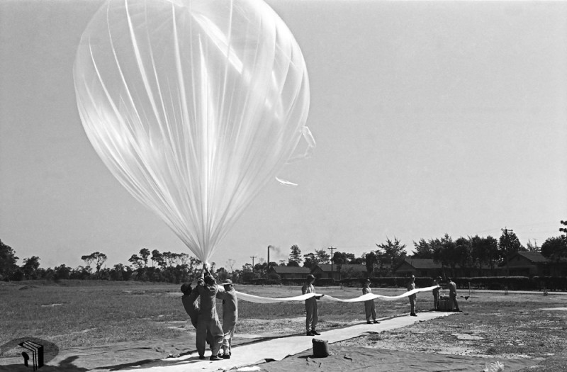 國軍早前施放高空氣球，據稱可達40000英呎。 圖：翻攝國家發展委員會檔案管理局