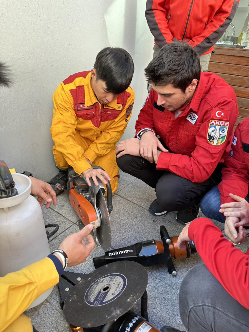 台彎搜救隊員（左）正在教土耳其搜救隊員使用救難器材。   圖：翻攝自林右昌臉書