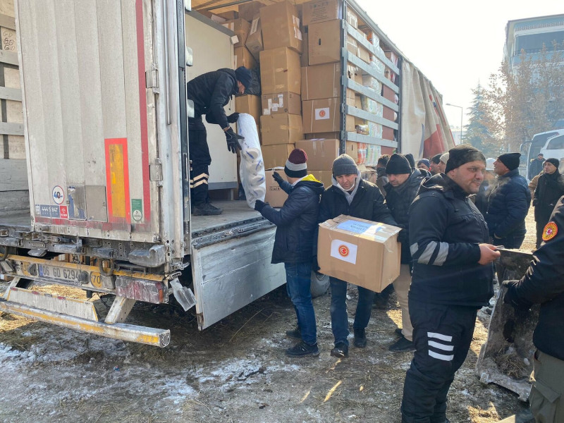 各界物資已進入災區，為民眾與救援人員提供食物與衣物。（示意圖，與本新聞無關）   圖：翻攝自推特