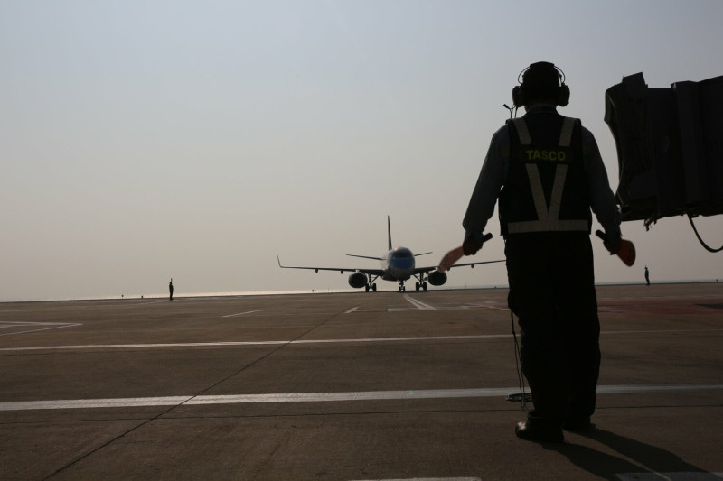 昨(13)日金門機場受濃霧影響，能見度只有100公尺，導致20架次航班被取消。   圖：取自金門航空站臉書(資料照)