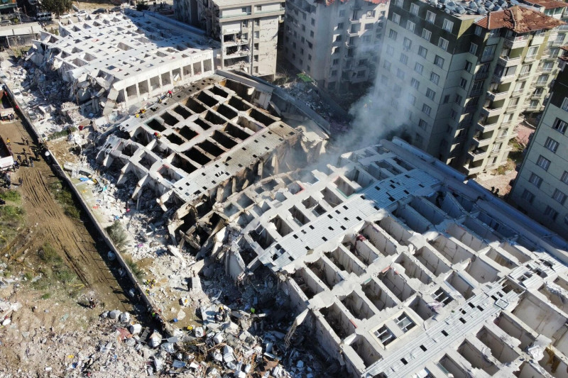 土耳其強震，崩塌的公寓「Ronesans Residence」建商遭警方逮捕。   圖：翻攝自推特