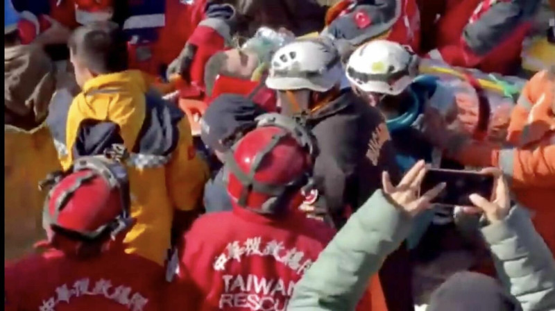 中華搜救總隊順利救出一名受困198小時的男性生還者。   圖：翻攝吳鳳臉書