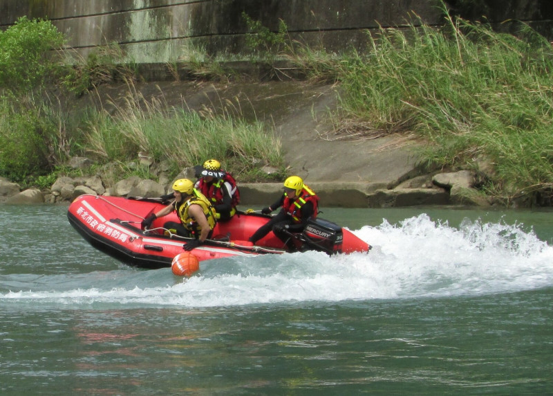 因應轄內各種水域災害搶救需求，特辦理此次水難救援專業訓練。   圖：新北市消防局提供