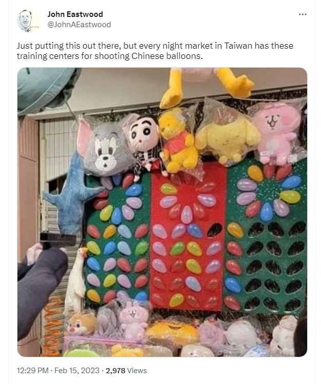 艾格峰外國法事務律師事務所管理合夥人江東林在推特po出在夜市射氣球照片，寫道「台灣的夜市都有射擊中國氣球的培訓中心」，還說明照片上的小熊維尼玩偶沒有被審查。   圖：翻攝自John Eastwood推特