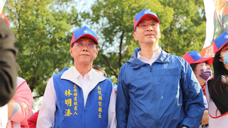 國民黨主席朱立倫（右）與南投立委參選人林明溱（左）。   圖：國民黨提供（資料照）