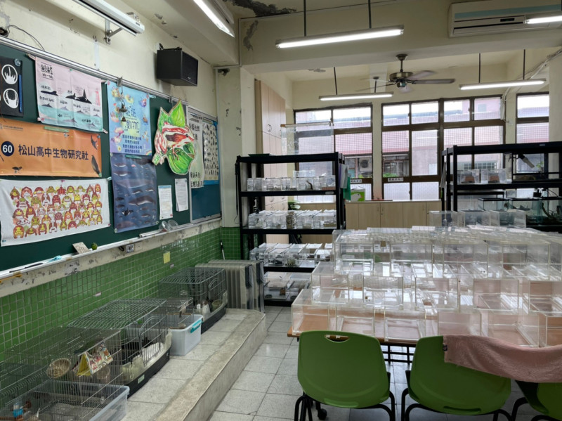 松山高中生物研究室提供動物收容及老師同學的教學場所。   圖：新北市動保處提供