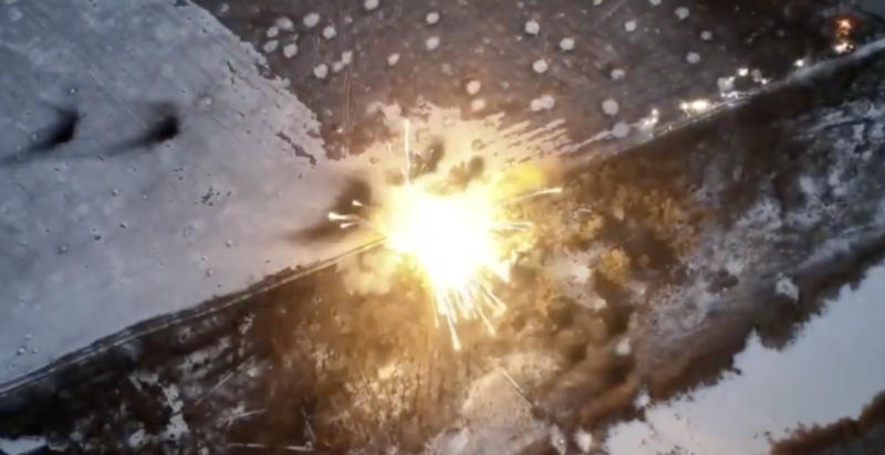 烏擊毀俄 TOS-1A 多管火箭發射器畫面。   圖：翻攝自臉書影片