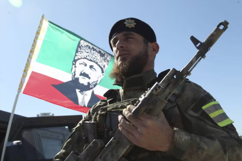 車臣卡德羅夫部隊抵達馬利烏波爾的烏爾祖夫村後，與當地俄軍爆發衝突，最後爆發槍戰，導致至少 2 名車臣士兵死亡。圖為車臣部隊。   圖: 翻攝自《騰訊新聞》