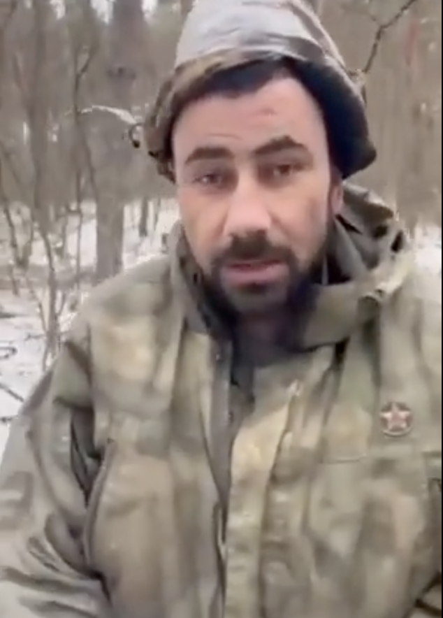 遭俘俄軍對鏡頭說出身份與服役單位。   圖：翻攝自推特影片