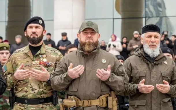 車臣領導人卡德羅夫欲將返回家園的士兵重新送上戰場，被外界批鐵血、無人情。   圖 : 翻攝自牲產隊