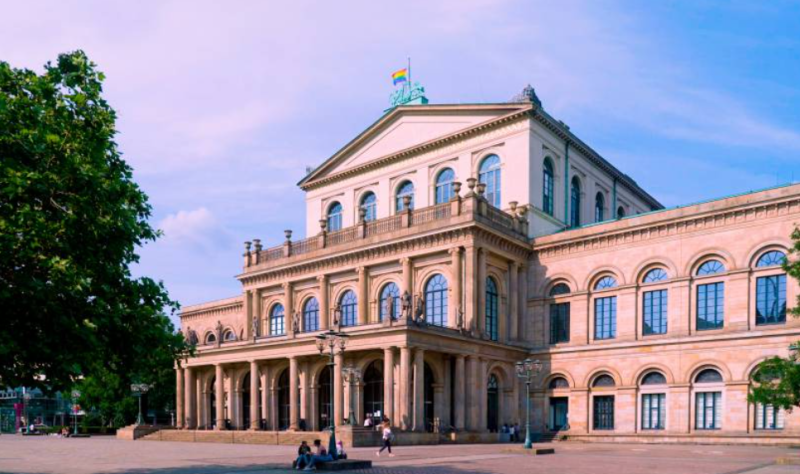 德國漢諾威國家歌劇院 ( Staatsoper Hannover ) 的芭蕾舞總監兼首席編舞師格克不滿作品被抨擊，將狗屎抹在對方臉上。   圖：翻攝自漢諾威國家歌劇院官網