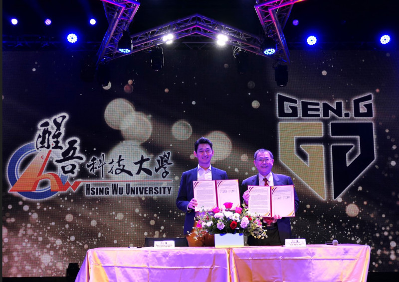 醒吾科大校長陳義文（圖左）與國際電競學院GGA王冠總裁（圖右）於「科技藝術展演中心」舉行策略聯盟簽約儀式。   圖：醒吾科大提供