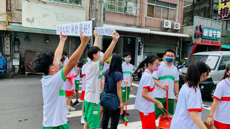 嘉義市大業國中學生走出校園，宣導環保護木。   圖：嘉義市大業國中/提供