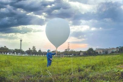 中國氣象單位施放「探空氣球」。   圖：翻攝陸網/四川在線