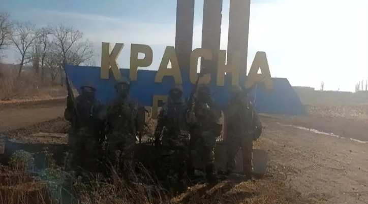 瓦格納的雇傭兵們站在紅山村入口處的標誌旁。 圖 : 翻攝自瓦格納集團《電報》