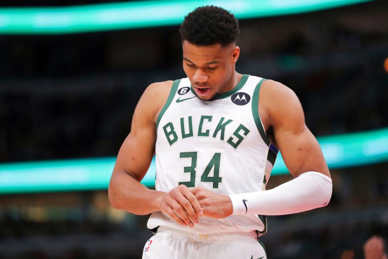 Giannis Antetokounmpo在比賽中傷到了右手腕。   圖／美聯社／達志影像