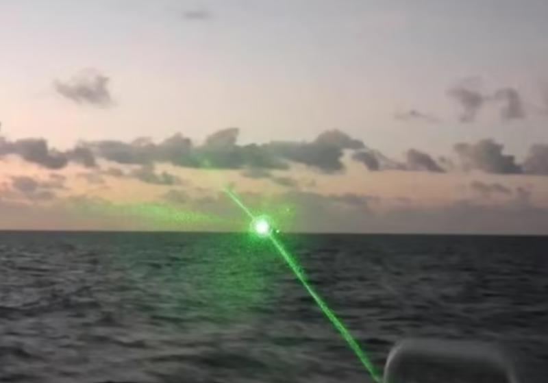 中國以「軍用級」雷射光瞄準菲律賓海警船。   圖：翻攝自龍行觀察企鵝號