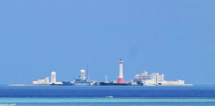 基建狂魔中國在南海島礁上大建基地，連燈塔、雷達站都有，大面積監控南海海域狀況。   圖 : 翻攝自《龍行觀察》