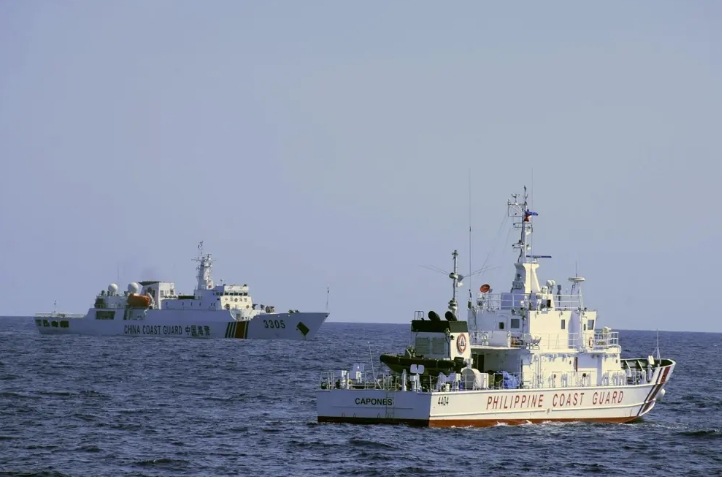 菲律賓巡邏艇與中國海警船海上對峙。   圖 : 翻攝自《龍行觀察》