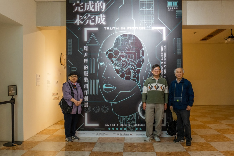 周尹庠(中)與藝術家黃朝謨(右)、黃淑蓮(左)。   圖：高雄市立美術館/提供