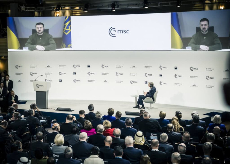 慕尼黑安全會議17日開幕，烏克蘭總統澤連斯基（上）進行開幕演講，西方國家也針對俄羅斯做出譴責。   圖：翻攝慕尼黑安全會議網頁（資料照）