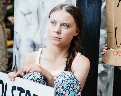 環保少女童貝里(桑柏格)在德國一小鎮參與煤礦新建的抗議活動時，遭當地警方拘捕，不過很快便被釋放。   圖：翻攝自 @GretaPictures Twitter