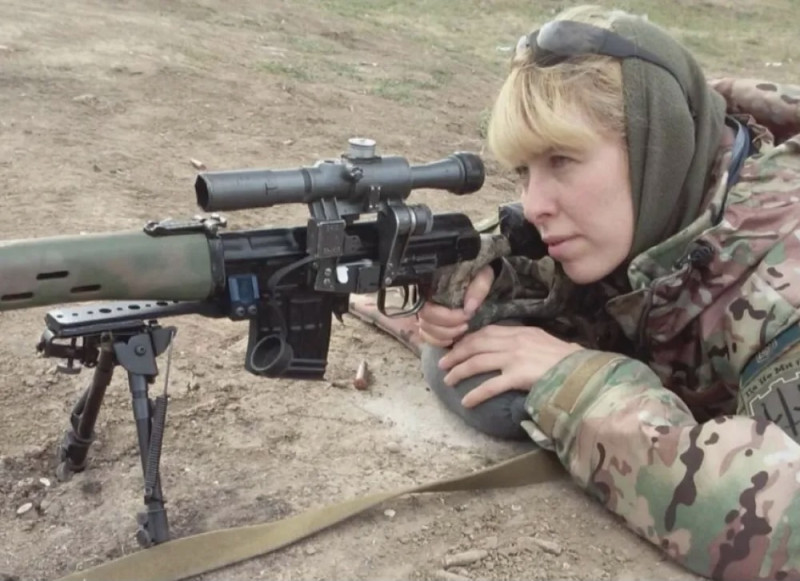烏克蘭女兵人數已超過6萬名，導致裝備供應出現嚴重缺口，只能穿戴不合身型的軍備品上前線。   圖：翻攝自騰訊網