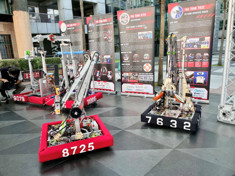 FIRST Robotics Competition機器人世界區賽授旗會場展示各校機器人。   圖：新北市教育局提供