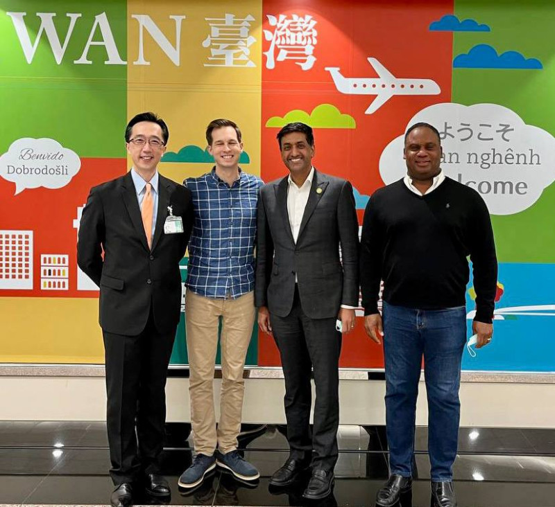 外交部北美司司長徐佑典（左1）歡迎美國聯邦眾議員康納（右2）、眾議員歐清傑（左2）及傑克森眾議員（右1）訪問台灣。   圖：外交部 / 提供