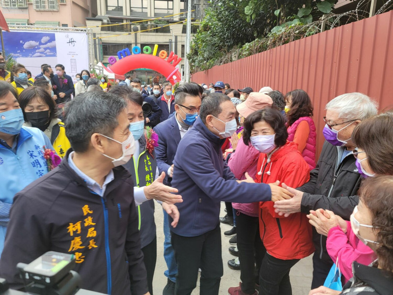 侯友宜今出席泰山義學市民活動中心開工民眾熱情歡迎。   圖：新北市民政局提供