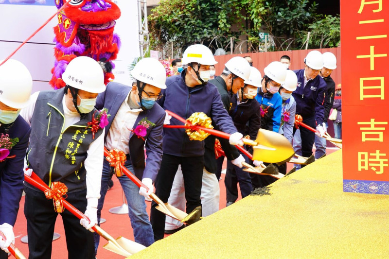 侯友宜今出席泰山義學市民活動中心開工動土典禮。   圖：新北市民政局提供