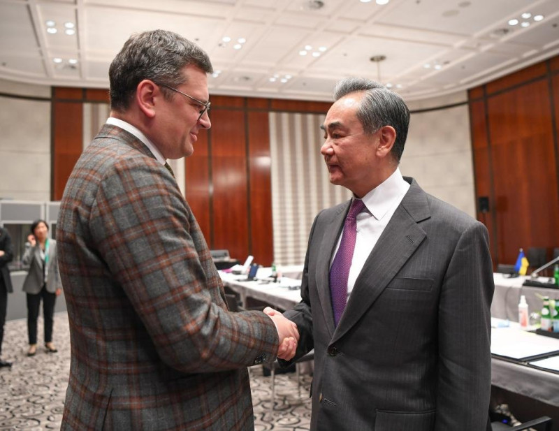中國最高外交官王毅(左)會見烏克蘭外交部長庫列巴。   圖：翻攝自孫偉德推特