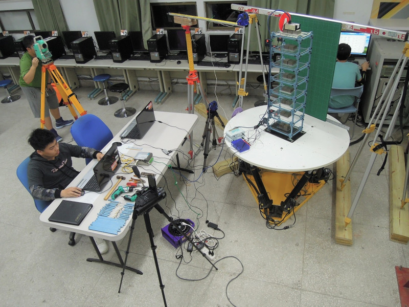 學生實際操作地震模擬器，練習訊號轉換成數據接收、操作軸向動態試驗儀、控制程式的撰寫等技巧。   圖：新北市教育局提供