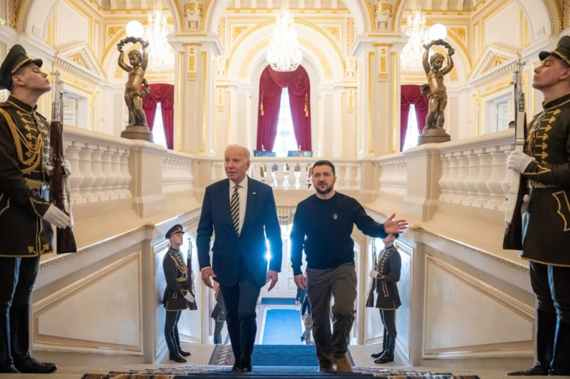 拜登前往烏克蘭的鄰國波蘭時突然訪問基輔，並在烏克蘭總統府會見澤連斯基。   圖：翻攝白宮臉書