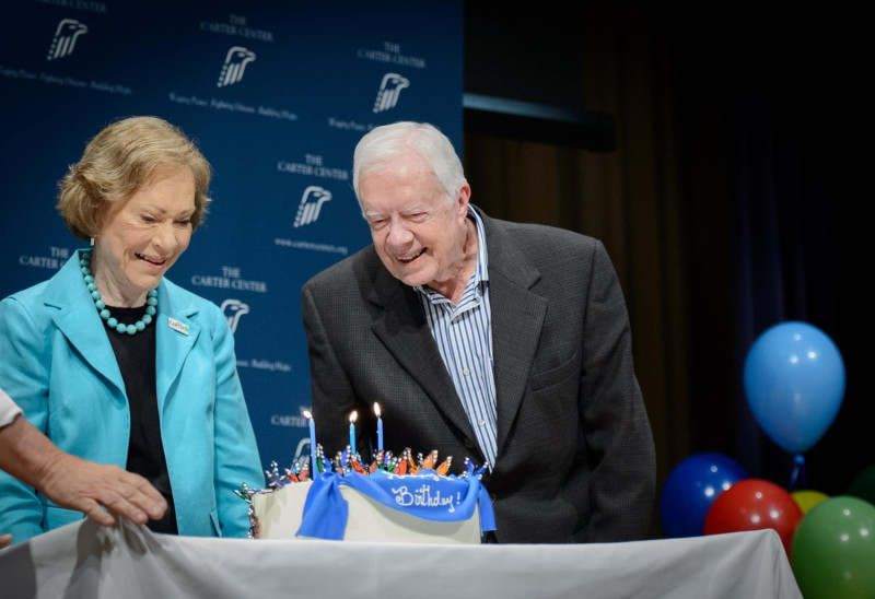美國前總統卡特（右）2022年9月底才舉辦98歲生日活動，未料健康惡化，如今傳出已接受臨終安寧照護，返家度過生命最後時光。   圖：翻攝自卡特中心臉書