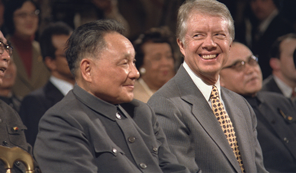 美國總統卡特（前排右起）主張與中華人民共和國建交，並與該國總理鄧小平一起現身簽字儀式。   圖：翻攝自aei.org／美國國家檔案館