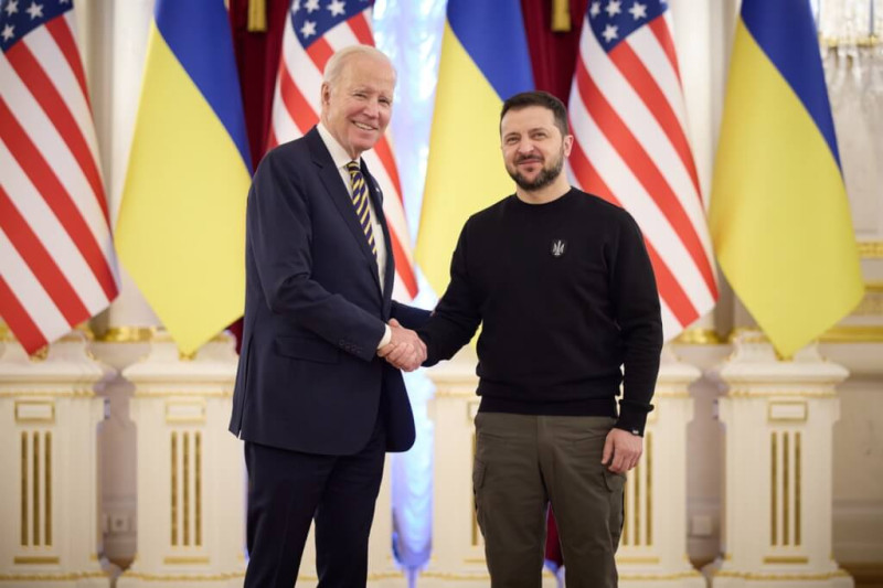拜登（左）在俄烏戰爭一週年前閃電訪問烏克蘭首都基輔與澤連斯基（右）會面。   圖：翻攝zelenskiy_official instagram