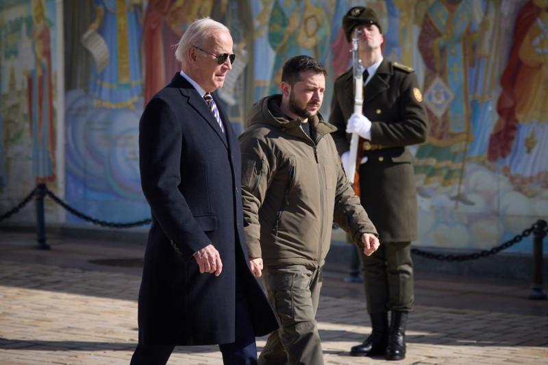 美國總統拜登與澤連斯基會面，並承諾美國將向烏克蘭提供約 4.6 億美元的軍事援助。   圖：翻攝澤連斯基臉書 
